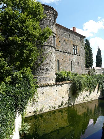 LA FACADE OUEST PLONGE SES MURAILLES DANS UNE MARE ROMANTIQUE, VESTIGE DES ANCIENNES DOUVES. (cliquez pour revenir)