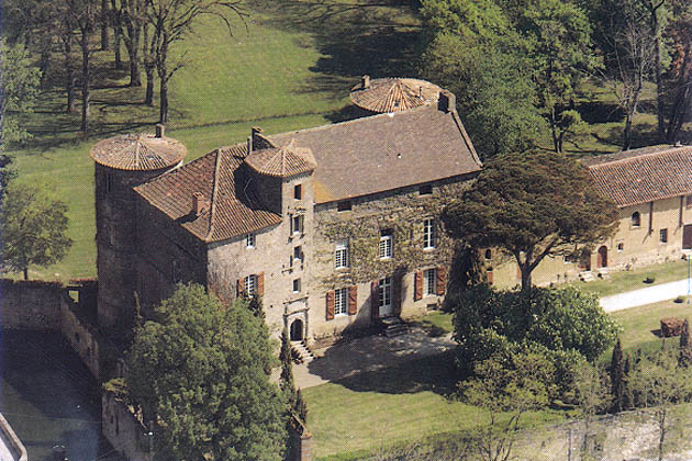 THE SOUTH SIDE. ON THE RIGHT, THE GRAIN ATTICS. (Click to get back)